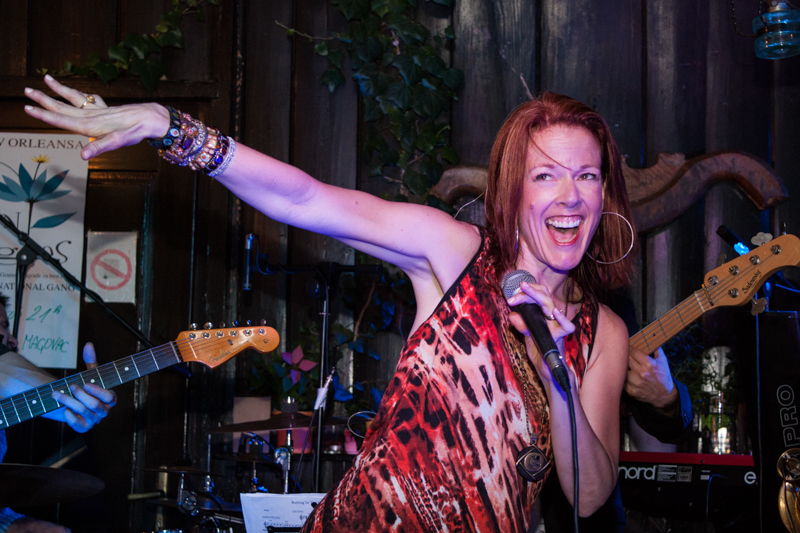 Gwen-Hughes-and-Band
